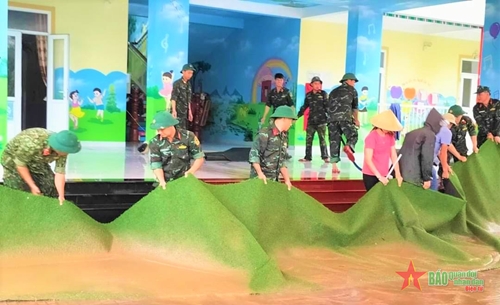 Lực lượng vũ trang thị xã Hoàng Mai (Nghệ An) giúp dân khắc phục hậu quả lũ lụt
